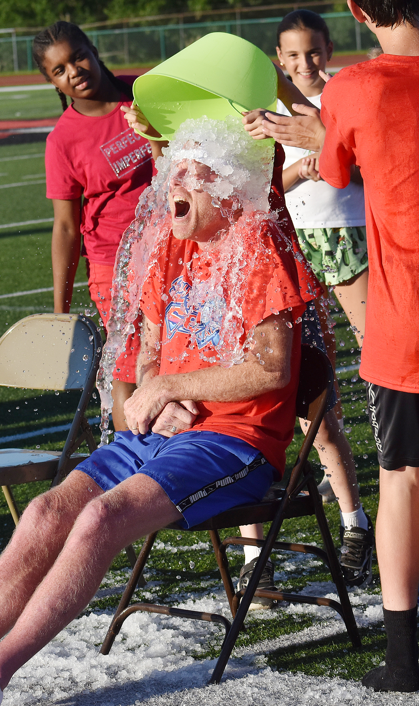 Participación del equipo de entrenadores en el ALS Ice Bucket Challenge, registrada por Scott Kindberg.
